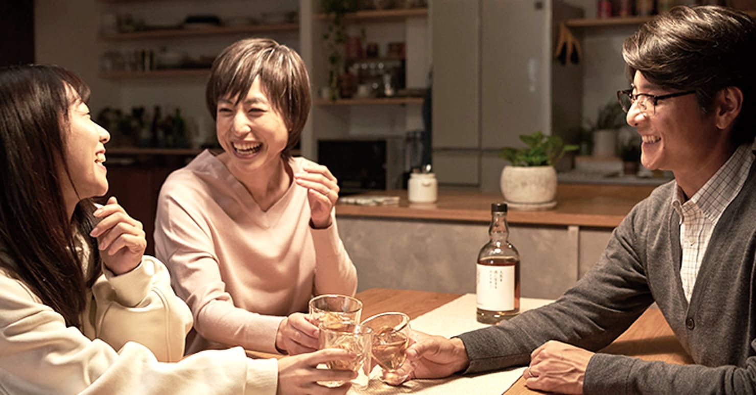 そして、20年後。大人になった子どもと、親と、家族と、そんな大切な人たちとグラスを交わすその瞬間。それが、「一生に一度の“忘れられない乾杯”」になってくれたら、これほど嬉しいことはありません。私は、お酒が持つ力を、もっと信じています。「乾杯」には、人と人をつなぐ力がある。そこに込められた想いを、形にできるのがこのサービスです。